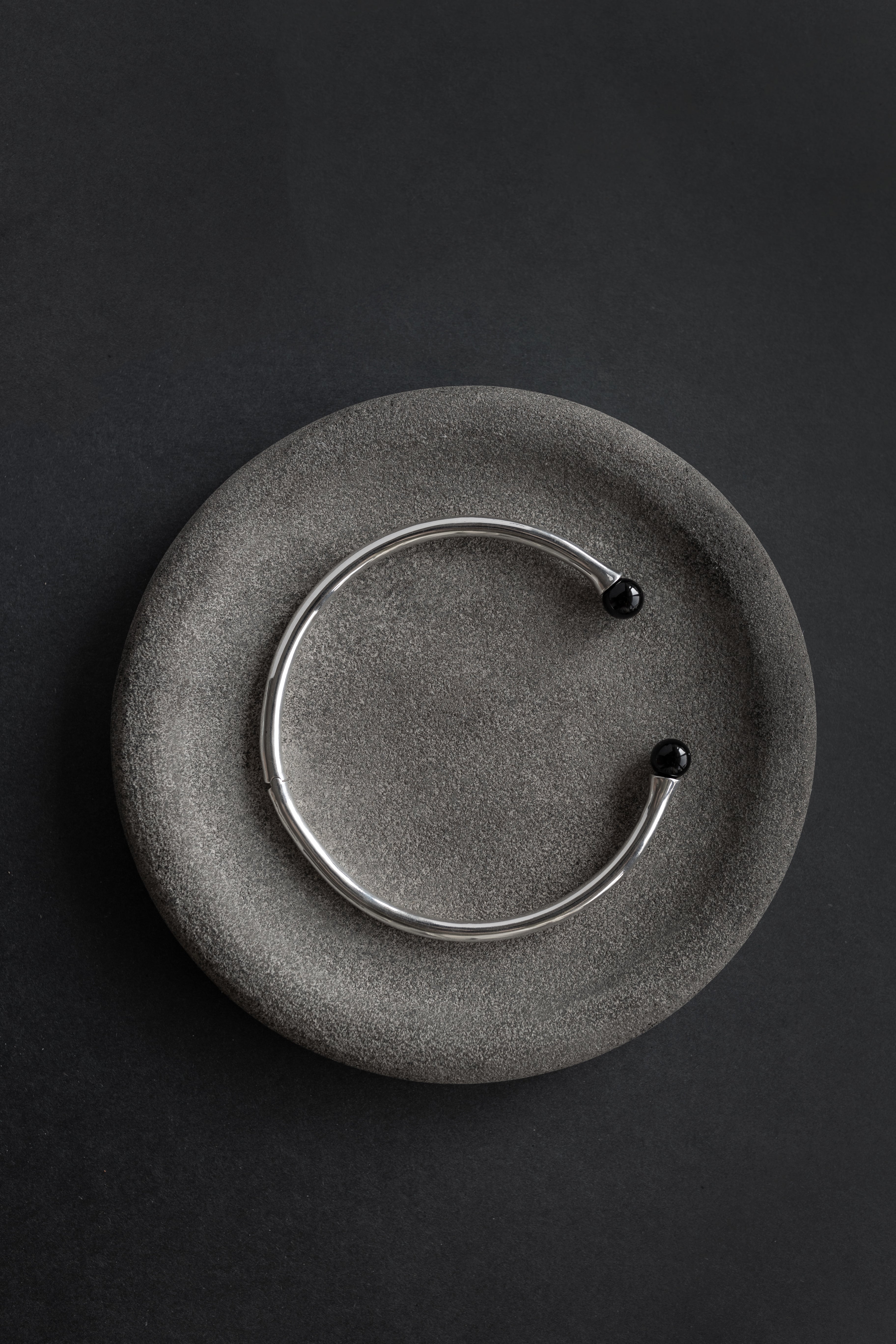 Load video: video showing interchangeable gemstones on a silver collar necklace