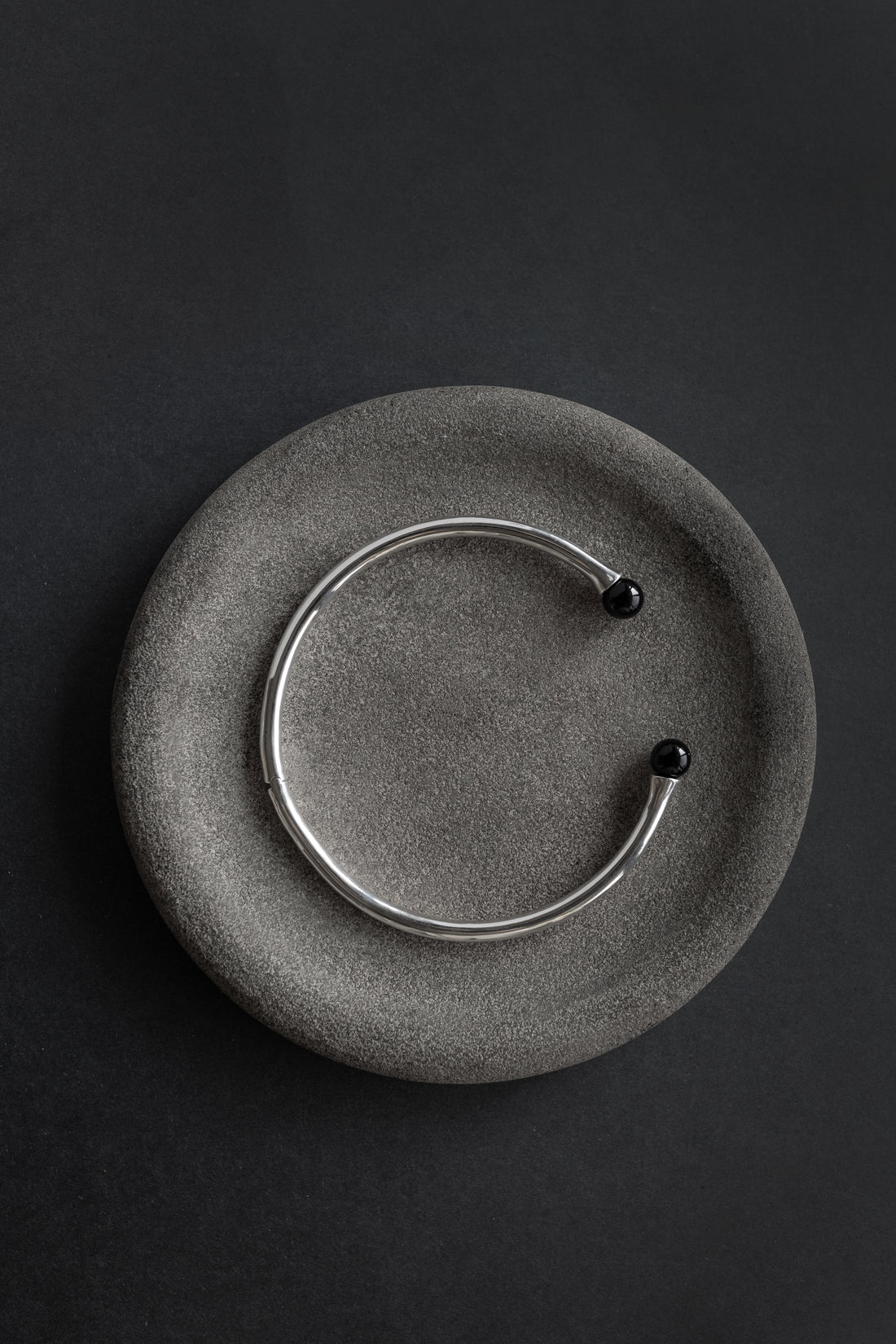 video showing interchangeable gemstones on a silver collar necklace